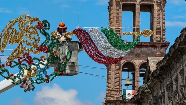 Morelia se ilumina con colores patrios durante septiembre