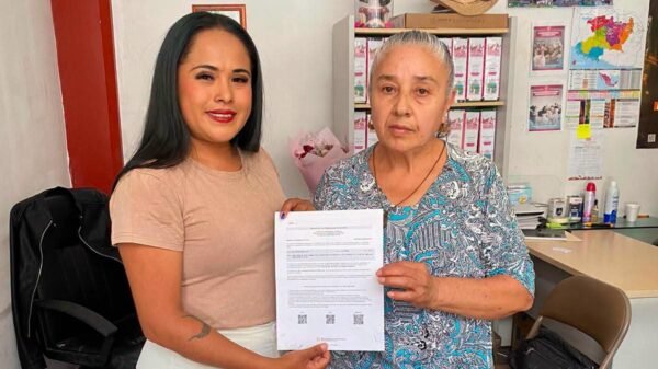 Jungapeo ofrece asesoría para pasaporte y programa REFAMI a familias migrantes