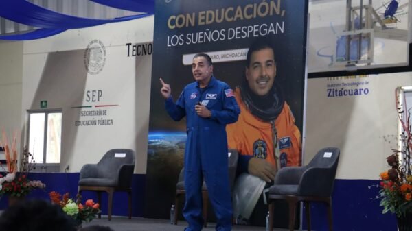 Astronauta José Hernández inspira a estudiantes en Zitácuaro